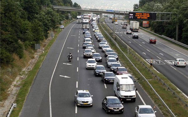 Baleset miatt lezárták az M7-est a Balaton felé, Érd térségében