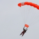 Százéves dédnagyi ugrott ejtőernyővel - íme a képek
