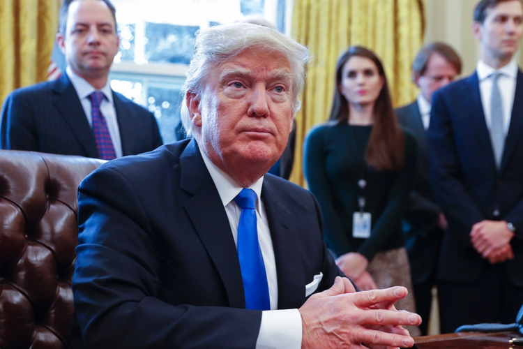Donald Trump szakaszosan javasolja újraindítani a mindennapi életet