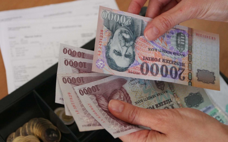 A szakszervezetek 103 500 forintos minimálbért javasolnak 2014-re