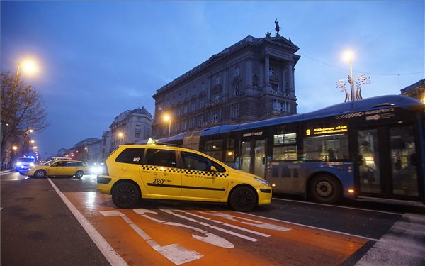 Folytatják a demonstrációt a taxisok