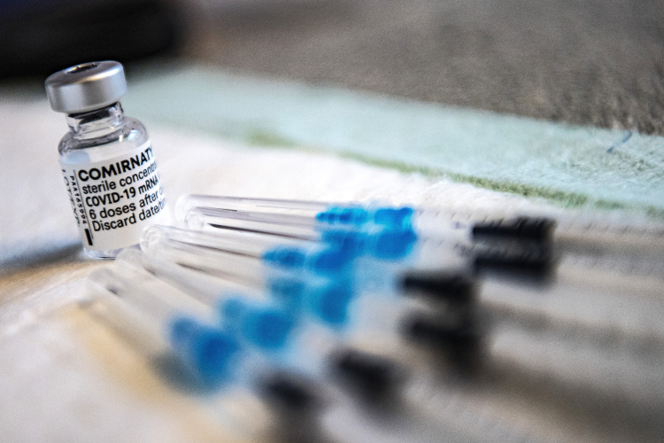 Újabb nagy adag Pfizer-BioNTech-vakcina érkezett Magyarországra