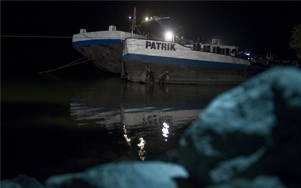 Átfejtették a gázolajat a Dunaföldvárnál megfeneklett hajóból