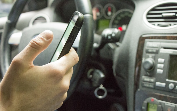 Több mint ezer eljárás indult vezetés közbeni mobilozás miatt