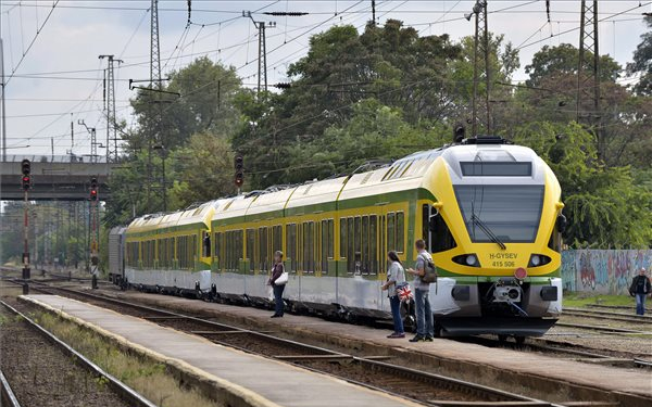 Új Flirt-motorvonatok érkeztek Magyarországra
