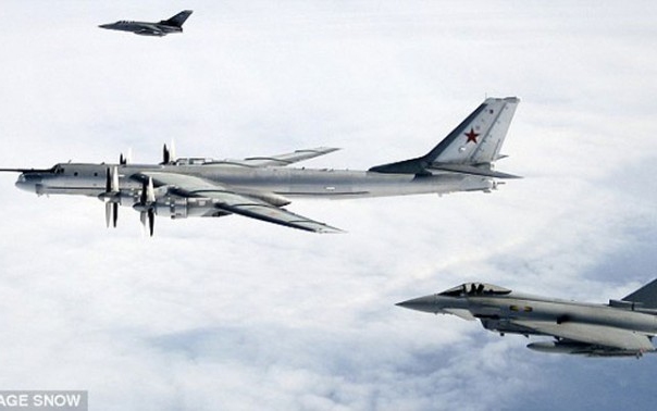 Orosz bombázók a La Manche csatorna felett és új NATO-egységek Európában
