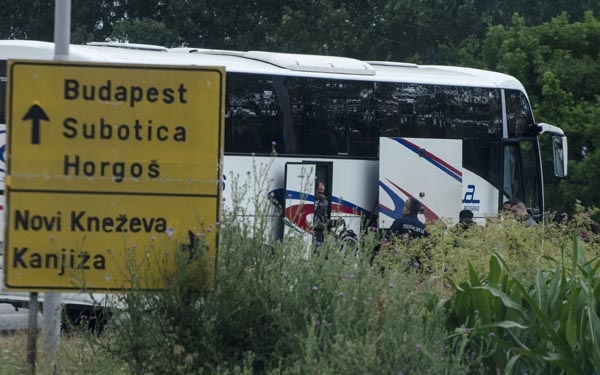 Szerb rendőrök engedik az ártérbe a menekülteket