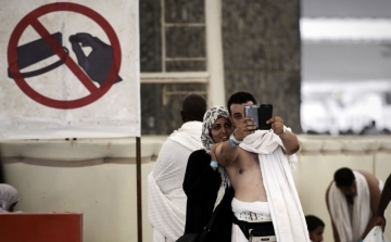 Kitört a mekkai szelfiláz - zarándoklat közben kattintgatnak