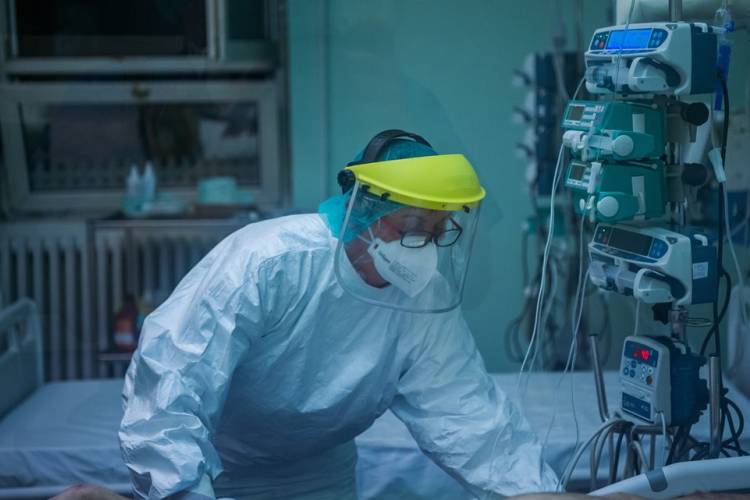 A fertőzöttek száma 242,9 millió, a halálos áldozatoké több mint 4,93 millió a világon