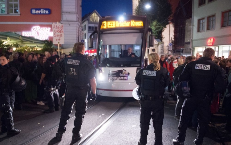 Keményebben bánnának a migránsokkal a német neonácik