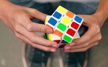 Beperelték a Rubik-kocka utánzatának gyártóját és forgalmazóját 