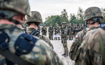 Lengyelország növeli a védelmi erők készültségét