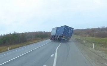 Haláltáncba kezdett a kamion vontatmánya - Videó