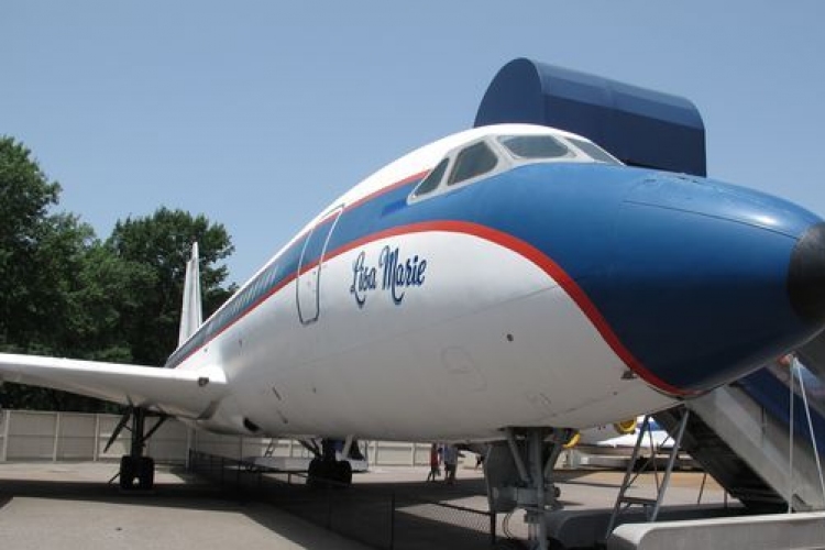 Elárverezik Elvis Presley magánrepülőgépét
