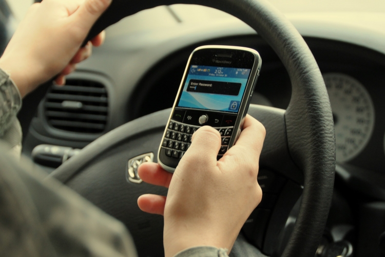 A vezetés közbeni SMS-ezés veszélyeire figyelmeztet Werner Herzog új dokumentumfilmje
