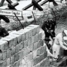 A berlini fal építése és lebontása képekben