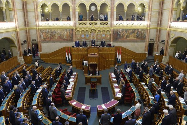 A koronavírus-törvény meghosszabbításáról szavaz a parlament