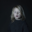 Portrék gyerekekről, akiknek eltűnt az értelem a tekintetükből tévézés közben