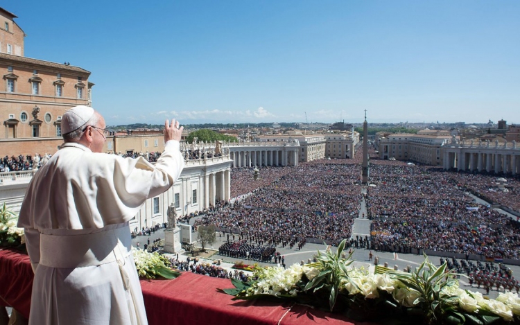 Nagycsütörtökön rabok lábát mossa meg a pápa, a pénteki keresztút a világ szenvedéseit eleveníti fel