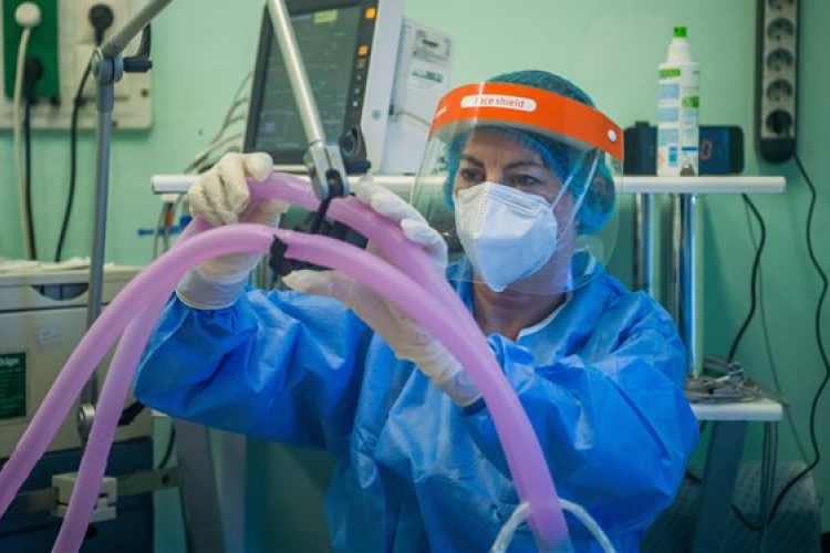 Egyre terjed a delta egy különösen veszélyes alvariánsa Ukrajnában