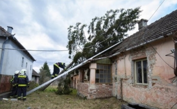 Szombat estig 140 viharkárhoz riasztották a katasztrófavédelem egységeit