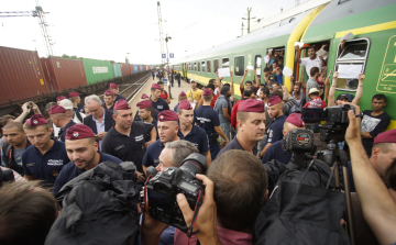 Bicskén kitörtek a rendőrök gyűrűjéből a menekültek és sajtótájékoztatót tartottak - Videó