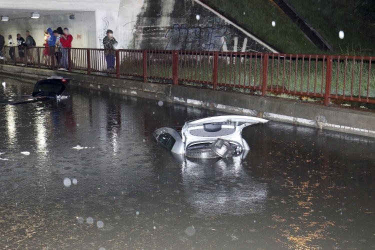 Autók merültek el az esővízben Szolnokon a felhőszakadás után