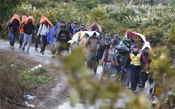 Több ezer migráns vesztegel Európa belső határainál a szigorított ellenőrzések miatt