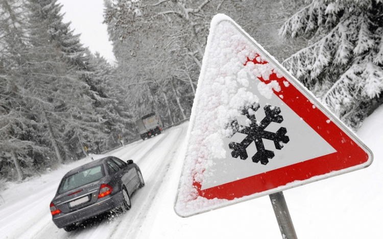Autóklub: az autósoknak fel kell készülniük a téli közlekedésre
