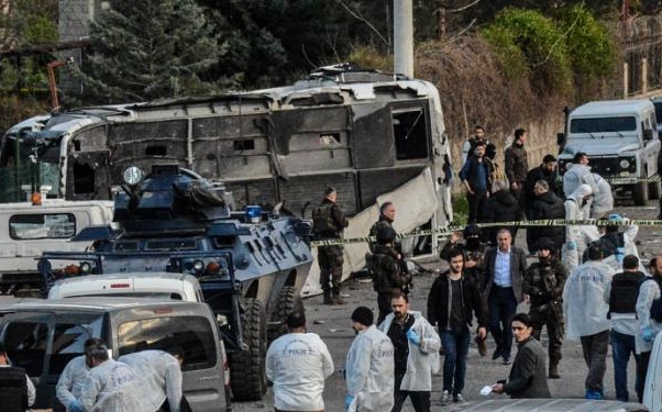 Autóba rejtett pokolgép robbant Törökországban - többen meghaltak