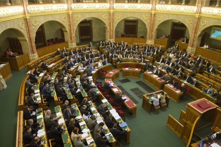 A civil szervezetek átláthatóságáról kezd tárgyalni a parlament