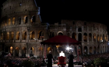Ferenc pápa vezette a húsvéti keresztutat nagypéntek este a római Colosseumnál 