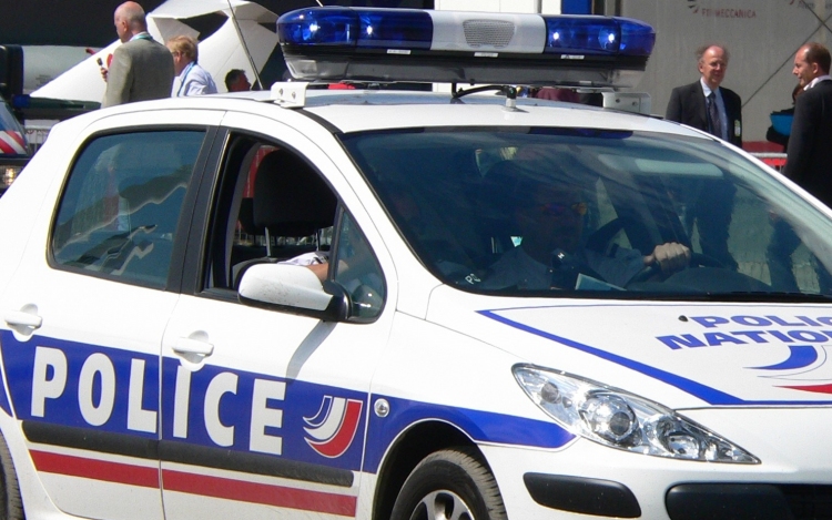 Meglőtt egy francia katona egy rátámadó késes, Allahu akbar-t kiabáló férfit Párizsban