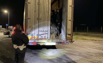 Negyven migránst szállított teherautójában egy magyar sofőr