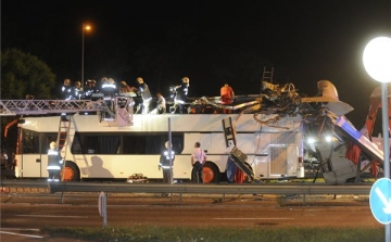 Levágta egy emeletes busz tetejét egy magasságkorlátozó a fővárosban – Többen megsérültek