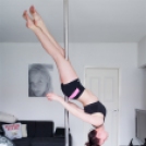 Az akrobatikus rúdtánc meghódította a nappalit – fotók