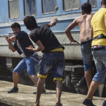 Durva fotók jelentek meg Szerbiába tartó bevándorlók verekedéséről