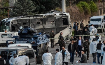 Autóba rejtett pokolgép robbant Törökországban - többen meghaltak