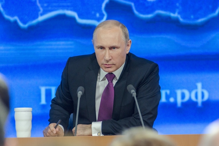 Putyin a járvány második, őszi hullámától tart
