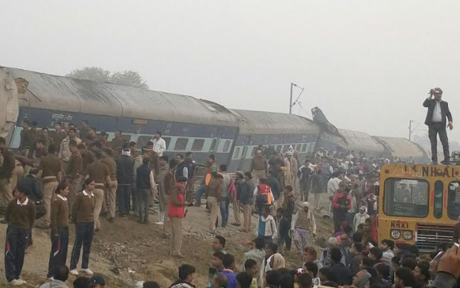 Súlyos vonatszerencsétlenség történt Indiában, többtucatnyian haltak meg
