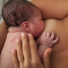 A születés pillanatai, ahogyan minden anyával és babával történnie kellene 