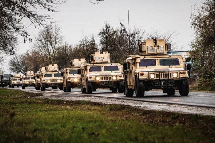 Katonai konvojok lepik el az ország útjait