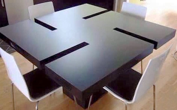 Horogkeresztes asztal az Ikeától, nem gyanús?