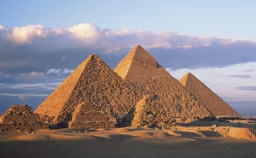 Agyonlőttek négy rendőrt a gízai piramisoktól nem messze