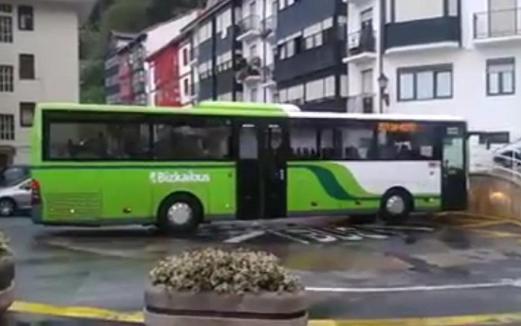Zseniális, ahogy megfordul ez a busz - videó