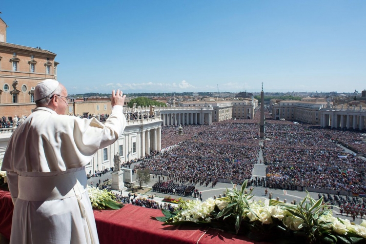 Nagycsütörtökön rabok lábát mossa meg a pápa, a pénteki keresztút a világ szenvedéseit eleveníti fel